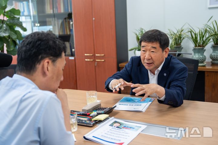 [증평=뉴시스] 이재영 증평군수가 19일 행정안전부를 찾아 하종목 지방재정국장과 얘기나누고 있다. (사진= 증평군 제공) 2025.06.19. photo@newsis.com *재판매 및 DB 금지