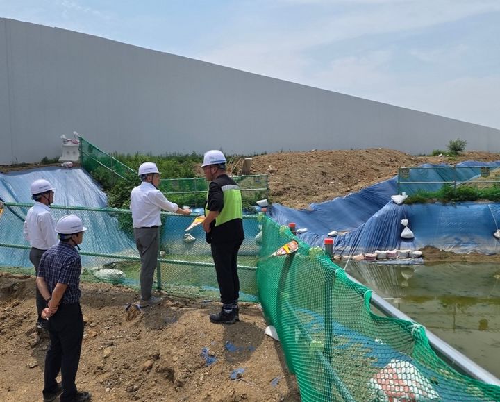 [서울=뉴시스] 박동선 한국토지주택공사(LH) 국토도시본부장(가운데) 및 현장 관계자 등이 19일 우기 대비 3기신도시 주요 건설현장 지구를 점검하고 있다. 2025.06.19. (사진=LH 제공) photo@newsis.com&nbsp; *재판매 및 DB 금지