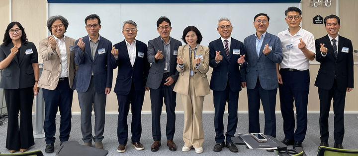 [대전=뉴시스] '제9회 대전교육발전포럼' 참석자들 기념촬영. (사진=목원대 제공) *재판매 및 DB 금지