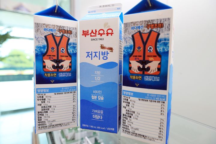 [부산=뉴시스] 구명조끼 착용 캠페인 문구와 홍보 그림이 그려진 부산우유 (사진=부산해양경찰서 제공) 2025.06.19. photo@newsis.com *재판매 및 DB 금지