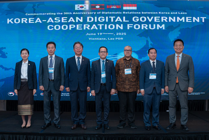 [서울=뉴시스] 한국지능정보사회진흥원(NIA)이 행정안전부와 라오스 비엔티안에서 '한-아세안 디지털정부 협력포럼'을 개최했다. (왼쪽부터)라오스 기술통신부 Vannapha Phommathansy 부국장, 행정안전부 임정규 국장, 라오스 대사관 정영수 대사, 라오스 기술통신부 Santisouk SIMMALAVONG 차관, 인도네시아 Cahyono Tri Birowo 차관보, 캄보디아 Rapid Sun 차관보, 한국지능정보사회진흥원 황종성 원장. (사진=NIA 제공) *재판매 및 DB 금지