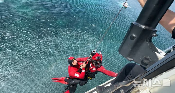 [제주=뉴시스] 제주지방해양경찰청이 19일 오후 제주시 삼양해수욕장 해상에서 물놀이 사고 대비 구조대원 인명구조 훈련을 하고 있다. (사진=제주지방해양경찰청 제공) 2025.06.19. photo@newsis.com