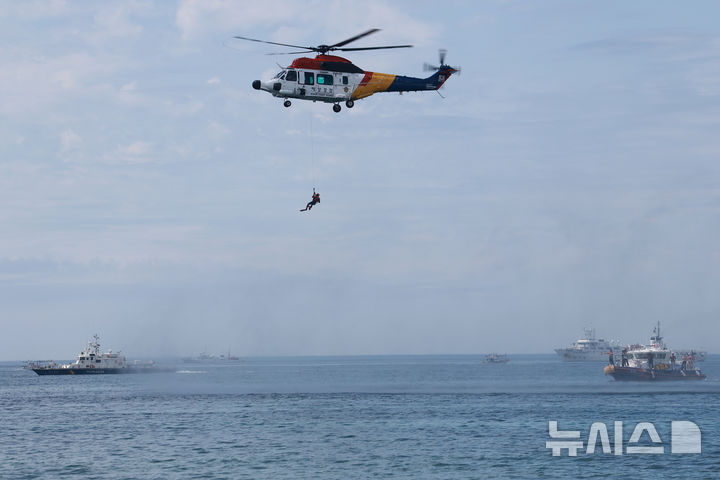 [제주=뉴시스] 제주지방해양경찰청이 19일 오후 제주시 삼양해수욕장 해상에서 물놀이 사고 대비 구조대원 인명구조 훈련을 하고 있다. (사진=제주지방해양경찰청 제공) 2025.06.19. photo@newsis.com 