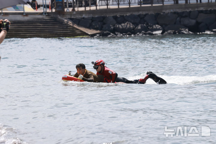 [제주=뉴시스] 제주지방해양경찰청이 지난 19일 오후 제주시 삼양해수욕장 해상에서 물놀이 사고 대비 구조대원 인명구조 훈련을 하고 있다. (사진=제주지방해양경찰청 제공) 2025.06.19. photo@newsis.com 