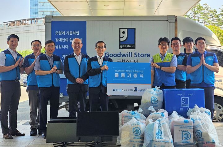 [서울=뉴시스] 한국부동산원이 지난 18일 부동산원 본사에서 진행한 'REB 물품 기증 캠페인'을 진행하며 기념촬영을 하는 모습. 2025.06.19. (자료=부동산원 제공) photo@newsis.com *재판매 및 DB 금지