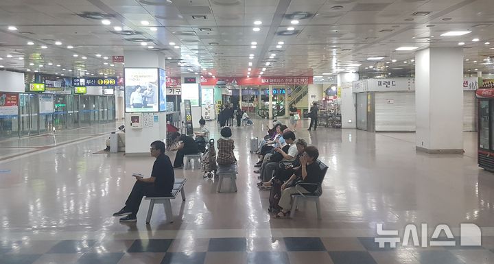 [성남=뉴시스] 신정훈 기자 = 성남시 분당구 야탑동 성남종합버스터미널 대합실. 2025.06.19. gs5654@newsis.com