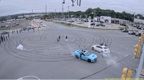 [뉴시스]미국 펜실베이니아주 교차로 한복판에 등장한 차량 무리가 아찔한 곡예 운전을 벌이고 폭줄을 난사해 도로가 마비됐다. (사진=뉴욕포스트) *재판매 및 DB 금지