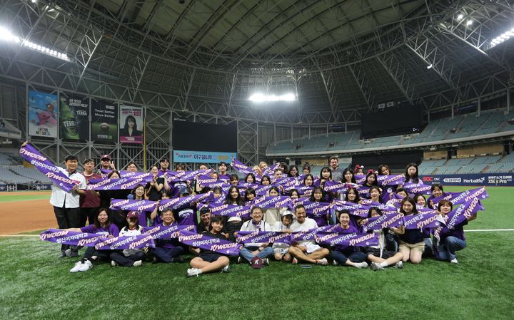 고척스카이돔에서 진행된 '키움 히어로즈-성신여자대학교 DAY' 행사에서 참가자들이 기념사진을 촬영하고 있다. (사진=성신여대 제공) *재판매 및 DB 금지