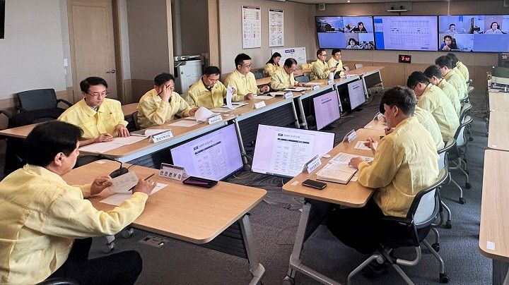 [서울=뉴시스] 강병진 에스알 안전본부장(왼쪽)이 지난 18일 서울 강남구 본사사옥에서 집중호우 대비 비상점검 회의를 열고 주말에 시작되는 장마와 돌발성 집중 호우 대비책을 논의하는 모습. 2025.06.19. (사진=에스알 제공) photo@newsis.com&nbsp; *재판매 및 DB 금지