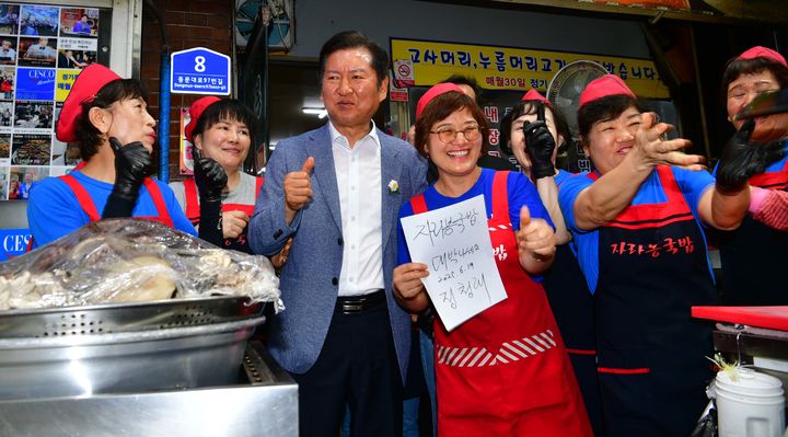 [광주=뉴시스] 이현행 기자 = 더불어민주당 당대표 출사표를 던진 정청래 의원이 19일 오후 광주 북구 우산동 말바우시장을 찾아 시장 상인들과 기념촬영을 하고 있다. 2025.06.19. lhh@newsis.com *재판매 및 DB 금지