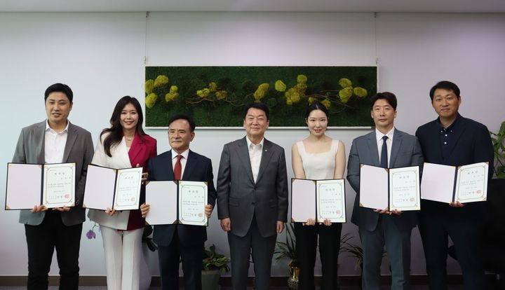 [서울=뉴시스] 안철수 국민의힘 의원은 19일 서울 여의도 국회의원회관 의원실에서 특보단 위촉식을 열었다. 왼쪽부터 송경택 특보, 이효진 특보, 김석균 특보, 안철수 의원, 신나리 특보, 노지만 특보, 정주영 특보. (사진=안철수 의원실 제공) *재판매 및 DB 금지