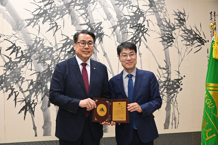 [경산=뉴시스]대구한의대학교 변창훈 총장은 19일 대구시청 시장실에서 혁신도시 내 혁신캠퍼스 개교 및 한방병원 이전, 융합형 교육·의료 복합시설 운영 등의 지역사회 공헌을 인정받아 김정기 대구시장 권한대행으로부터 감사패를 받았다.(사진=대구한의대 제공) photo@newsis.com *재판매 및 DB 금지