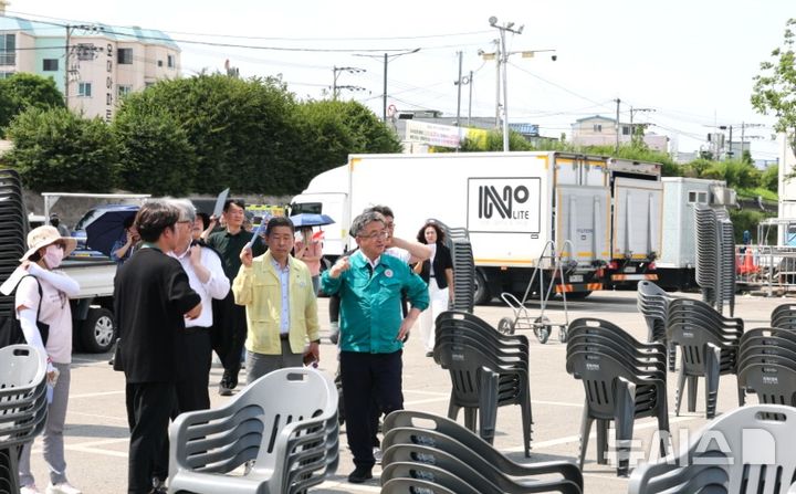 [포항=뉴시스] 송종욱 기자 = 경북 포항시가 포항국제불빛축제 기간 대규모 관광객과 시민의 인파 밀집에 대비해 안전 관리에 총력을 기울이고 있다. 사진은 19일 포항국제불빛축제 메인 축제 개막을 앞두고 기관이 참여한 가운데 현장 합동 점검 모습. (사진=포항시 제공) 2025.06.19. photo@newsis.com