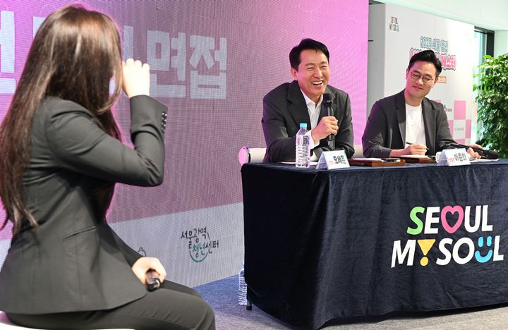 [서울=뉴시스] 오세훈 서울시장이 19일 열린 2025 서울 청년 취업 멘토링 페스타에서 모의면접에 참여한 면접자에게 질문하고 있다. 2025.06.19 (사진 제공=서울시) photo@newsis.com *재판매 및 DB 금지
