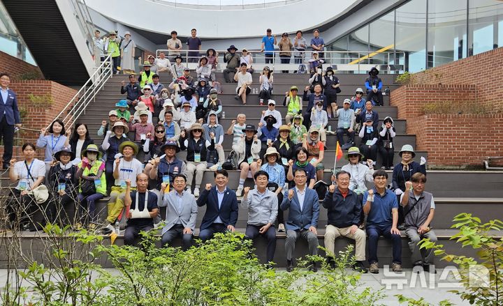 [남해=뉴시스] 19일 경남 남해군 미조면 조도 섬누리길에서 '조·호도 살고 싶은 섬 가꾸기 사업 준공 기념식' 및 '섬 트레킹 인증제' 개통식 참석자들이 기념촬영하고 있다. (사진=경남도 제공) 2025.06.19. photo@newsis.com