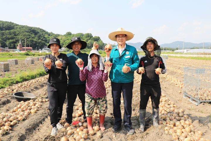 [함양=뉴시스] 함양군 상반기 농촌일손돕기. (사진=함양군 제공) 2025.06.19. photo@newsis.com&nbsp; *재판매 및 DB 금지