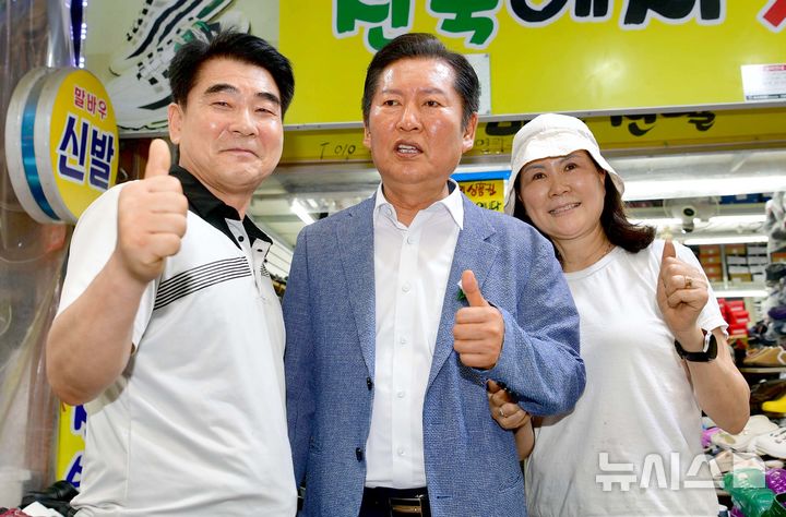 [광주=뉴시스]이현행 기자 = 더불어민주당 당 대표 출사표를 던진 정청래 의원이 19일 오후 광주 북구 우산동 말바우시장을 방문해 시장 상인들과 기념촬영을 하고 있다. 2025.06.19. lhh@newsis.com