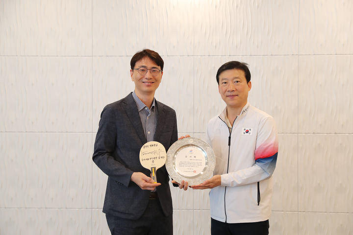 김진수 세종스포츠정형외과 병원장에게 감사패를 전달한 김택수 국가대표선수촌장(오른쪽). 2025.06.19. (사진=대한체육회 제공) *재판매 및 DB 금지