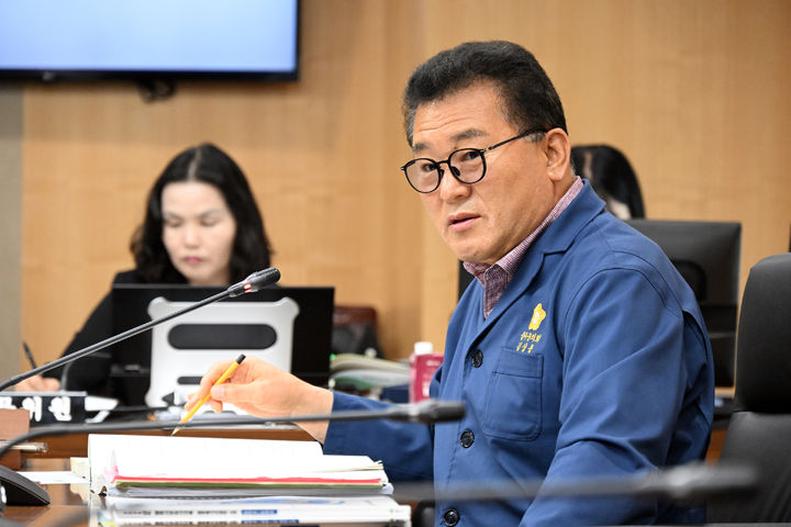 [울산=뉴시스] 19일 울주군의회 행정복지위원회의 관광과에 대한 행정사무감사에서 김상용 의원은 외고산 옹기마을 명소화 사업 추진 전반에 대한 행정절차를 따져 물었다. (사진=울주군의회 제공) 2025.06.19. photo@newsis.com *재판매 및 DB 금지