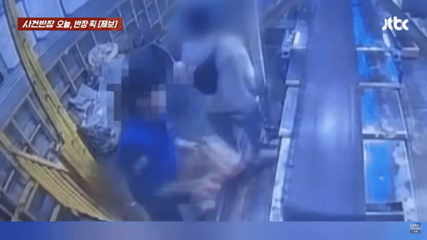 [서울=뉴시스] 택배 상차 담당 직원들이 상자를 거칠게 던지는 모습이 제보를 통해 알려졌다. (사진 = 유튜브 갈무리) 2025.06.19. *재판매 및 DB 금지