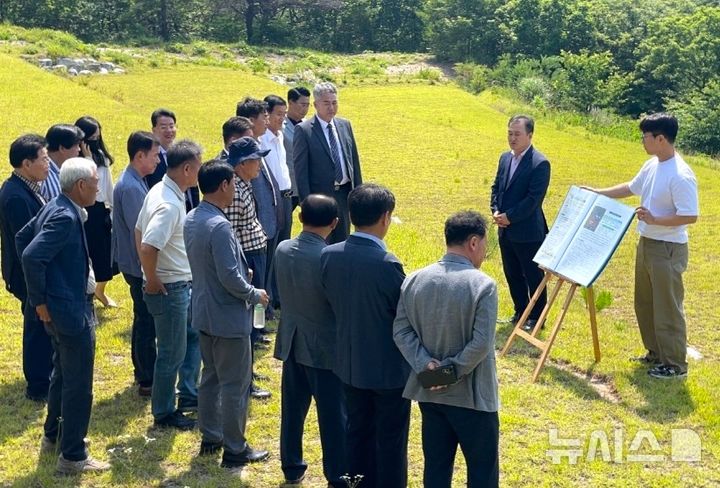 [포항=뉴시스] 송종욱 기자 = 포항시 관계자와 시 개발자문연합회 회원이 19일 남구 구룡포읍 눌태1리 추모 공원 예정지를 둘러보고, 추모 공원 조성 사업의 추진 방향을 공유했다. 사진은 시 관계자와 개발자문연합회 회원이 추모 공원 예정지에서 사업 현황을 듣는 모습. (사진=포항시 제공) 2025.06.19. photo@newsis.com