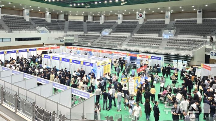 [포항=뉴시스] 송종욱 기자 = 송종욱 기자 = 포항시가 주최하고 경북동부경영자협회가 주관한 '2025 퐝퐝 취업 박람회'가 19일 포항체육관에서 열린 가운데 포스코PR테크·포스코PS테크 등 28개 기업이 참여해 1000명의 구직자에게 현장 면접과 취업 상담을 했다. 사진은 퐝퐝 취업 박람회 모습. (사진=포항시 제공) 2025.06.19. photo@newsis.com