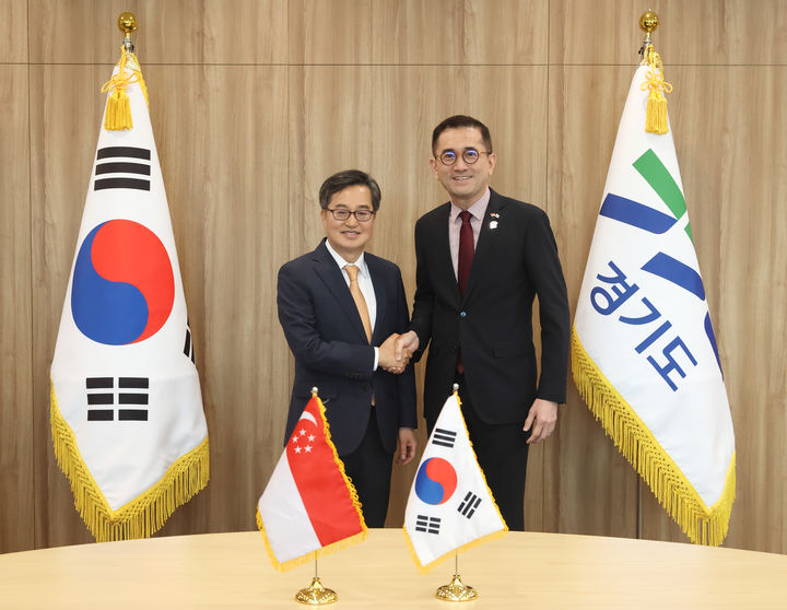 [수원=뉴시스] 19일 오후 김동연 경기도지사가 경기도청 집무실에서 에릭 테오 주한 싱가포르 대사와 이임 면담전에 기념촬영을 하고있다.(사진=경기도 제공) 2025.06.19. photo@newsis.com *재판매 및 DB 금지