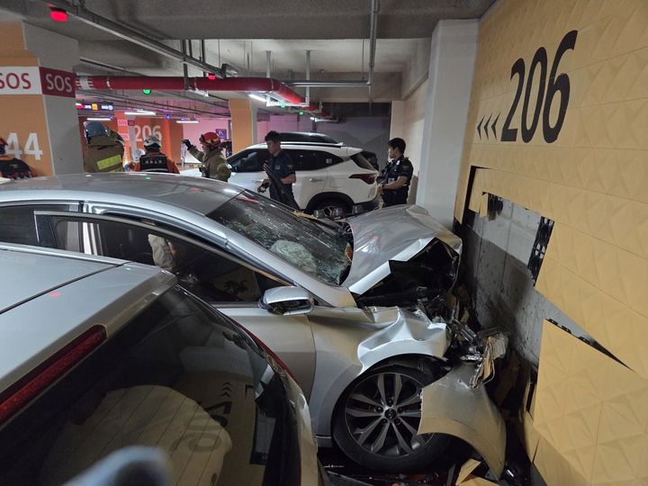 [세종=뉴시스] 19일 오후 2시26분께 세종시 새롬동의 한 아파트단지 지하 1층 주차장에서 승용차가 주차장 벽을 들이받아 2명이 숨지고 2명이 중상을 입은 가운데 현장에 출동한 경찰이 사고 현장을 확인하고 있다. (사진=세종소방본부 제공) 2025.06.19. photo@newsis.com *재판매 및 DB 금지