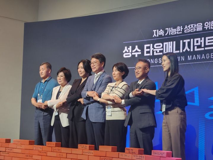 [서울=뉴시스] 고가혜 기자=정원오 성동구청장과 관내 기업 관계자들이 지난 19일 성수동 '언더스탠드에비뉴'에서 '성수 타운매니지먼트 출범식'을 개최하고 기념사진을 촬영하고 있다. 2025.06.20 gahye_k@newsis.com *재판매 및 DB 금지