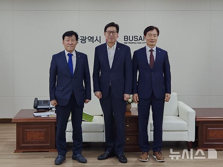 [인천=뉴시스] 19일 오후 이철수 한국폴리텍대학 이사장(왼쪽부터)과 박형준 부산시장, 김현환 폴리텍대학 부산캠퍼스 학장이 기념 촬영하고 있다. (사진=폴리텍대학 제공) 2025.06.19. photo@newsis.com
