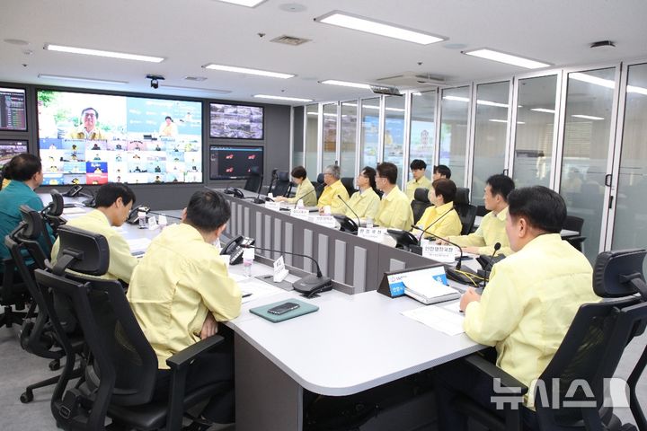 [안양=뉴시스] 최대호 안양시장이, 19일 열린 경기도 주관 '여름철 재난 대비태세 점검 영상회의'에 참석해 신안산선 붕괴 사고에 따른 주민 피해 지원 등을 건의했다. (사진=안양시 제공).2025.06.19.photo@newsis.com