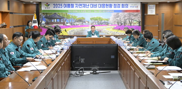 [순창=뉴시스] 전북 순창군이 올 여름 폭염과 풍수해로부터 군민의 생명과 재산을 지켜내기 위한 대책 마련에 나섰다.19일 최영일 군수 주재로 순창군청에서 열린 '2025 여름철 자연재난 대비 대응현황 점검회의', 최 군수가 자연재난 대비에 선제적 대응을 주문하고 있다. *재판매 및 DB 금지