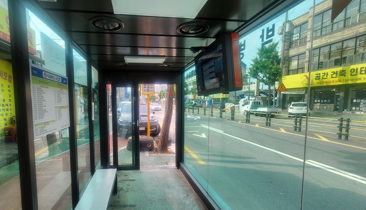 [정읍=뉴시스] 냉난방기와 온열벤치, 공기청정기, 버스도착 안내 단말기 등을 갖춘 정읍시의 최신 스마트 버스정류장. *재판매 및 DB 금지