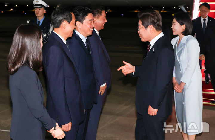 [성남=뉴시스] 최진석 기자 = 이재명 대통령과 부인 김혜경 여사가 19일 주요 7개국(G7) 정상회의 참석을 마치고 성남 서울공항에 도착해 공군 1호기 내려 강훈식 비서실장과 대화하고 있다. 왼쪽부터 김진아 외교부 2차관, 우상호 정무수석, 강 비서실장, 김병기 더불어민주당 당대표 직무대행 겸 원내대표. 2025.06.19. myjs@newsis.com