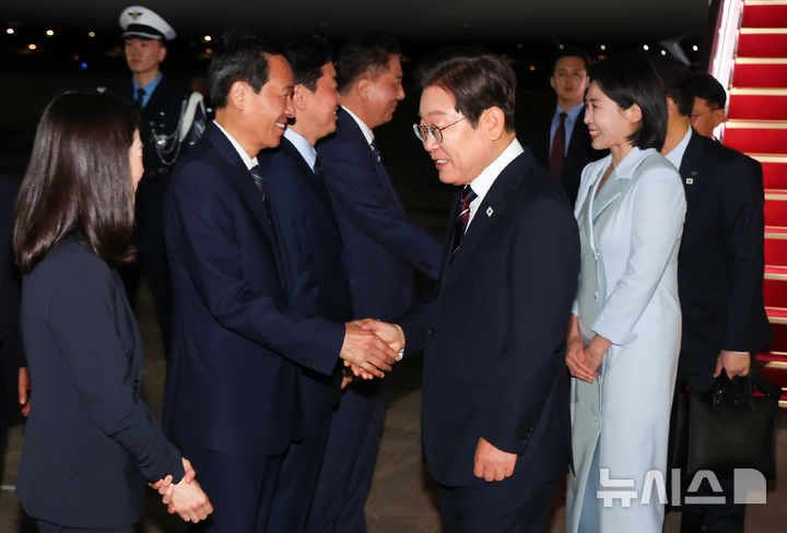 [성남=뉴시스] 최진석 기자 = 이재명 대통령과 부인 김혜경 여사가 19일 주요 7개국(G7) 정상회의 참석을 마치고 성남 서울공항에 도착해 공군 1호기 내려 우상호 정무수석과 악수하고 있다. 2025.06.19. myjs@newsis.com