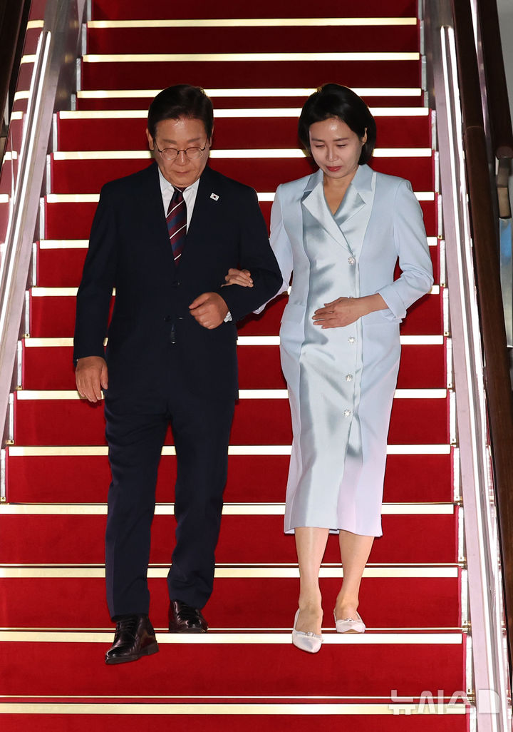 [성남=뉴시스] 최진석 기자 = 이재명 대통령과 부인 김혜경 여사가 19일 주요 7개국(G7) 정상회의 참석을 마치고 성남 서울공항에 도착해 공군 1호기 내리고 있다. 2025.06.19. myjs@newsis.com