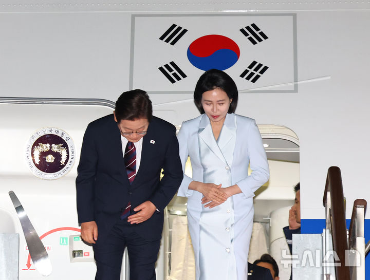 [성남=뉴시스] 최진석 기자 = 이재명 대통령과 부인 김혜경 여사가 19일 주요 7개국(G7) 정상회의 참석을 마치고 성남 서울공항에 도착해 공군 1호기 내리며 인사하고 있다. 2025.06.19. myjs@newsis.com
