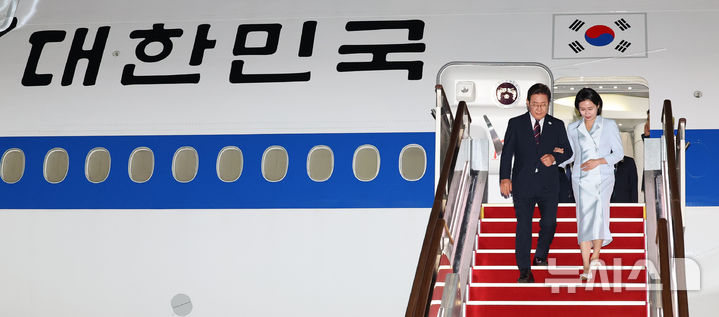 [성남=뉴시스] 최진석 기자 = 이재명 대통령과 부인 김혜경 여사가 19일 주요 7개국(G7) 정상회의 참석을 마치고 성남 서울공항에 도착해 공군 1호기 내리고 있다. 2025.06.19. myjs@newsis.com