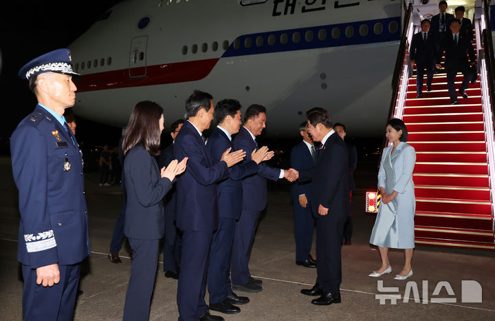 [성남=뉴시스] 최진석 기자 = 이재명 대통령과 부인 김혜경 여사가 19일 주요 7개국(G7) 정상회의 참석을 마치고 성남 서울공항에 도착해 공군 1호기 내려 김병기 더불어민주당 당대표 직무대행 겸 원내대표와 악수하고 있다. 2025.06.19. myjs@newsis.com