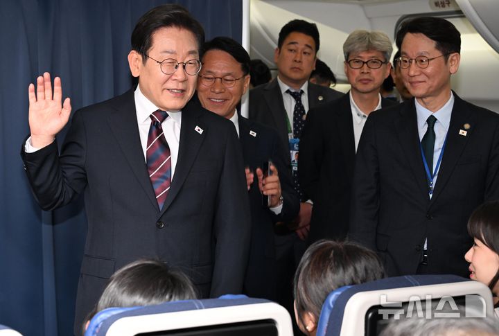 [성남=뉴시스] 최진석 기자 = 주요 7개국(G7) 정상회의 참석을 마친 이재명 대통령이 18일 서울공항을 향하는 공군 1호기에서 기자들과 G7 관련 대화를 하고 있다. 2025.06.19. myjs@newsis.com