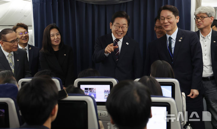 [성남=뉴시스] 최진석 기자 = 주요 7개국(G7) 정상회의 참석을 마친 이재명 대통령이 18일 서울공항을 향하는 공군 1호기에서 기자들과 G7 관련 대화를 하고 있다. 2025.06.19. myjs@newsis.com