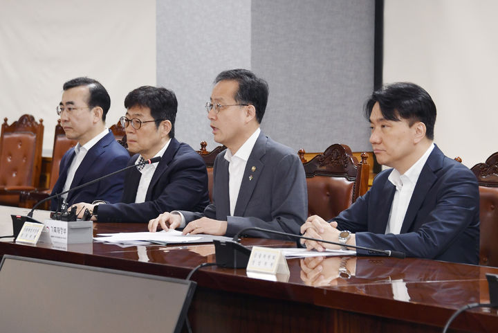 [서울=뉴시스] 이형일 기획재정부 장관 직무대행 1차관이 6월 19일 오전 서울 중구 은행회관에서 열린 '거시경제금융회의'에서 모두발언을 하고 있다. (사진=기획재정부 제공) 2025.06.19. photo@newsis.com *재판매 및 DB 금지
