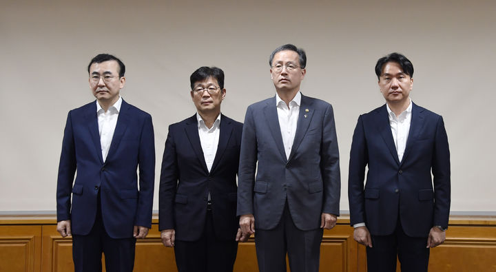 [서울=뉴시스] 이형일 기획재정부 장관 직무대행 1차관이 6월 19일 오전 서울 중구 은행회관에서 열린 '거시경제금융회의'에 앞서 기념촬영을 하고 있다. 회의 시작에 앞서 기념촬영을 하고 있다. 왼쪽부터 이세훈 금융감독원 수석부원장, 유상대 한국은행 부총재, 이형일 기획재정부 장관 직무대행 1차관, 이형주 금융위원회 상임위원. (사진=기획재정부 제공) 2025.06.19. photo@newsis.com *재판매 및 DB 금지