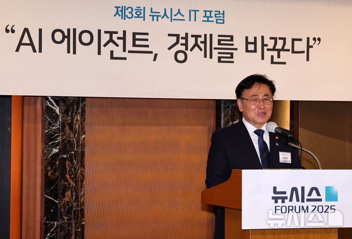 [서울=뉴시스] 배훈식 기자 = 유상임 과학기술정보통신부 장관이 19일 오전 서울 중구 롯데호텔서울에서 열린 제3회 뉴시스 IT 포럼 "AI 에이전트, 경제를 바꾼다"에서 축사를 하고 있다. 2025.06.19. dahora83@newsis.com