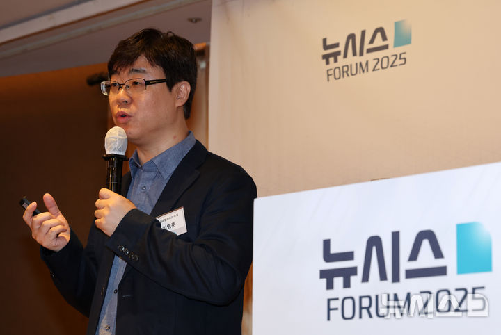 [서울=뉴시스] 배훈식 기자 = 최영준 아마존웹서비스 인공지능-머신러닝 전문 수석 솔루션즈 아키텍트가 19일 오전 서울 중구 롯데호텔서울에서 열린 제3회 뉴시스 IT 포럼 "AI 에이전트, 경제를 바꾼다"에서 '개인 비서 넘어 조력자로... AI 에이전트 시대'를 주제로 초청강연을 하고 있다. 2025.06.19. dahora83@newsis.com