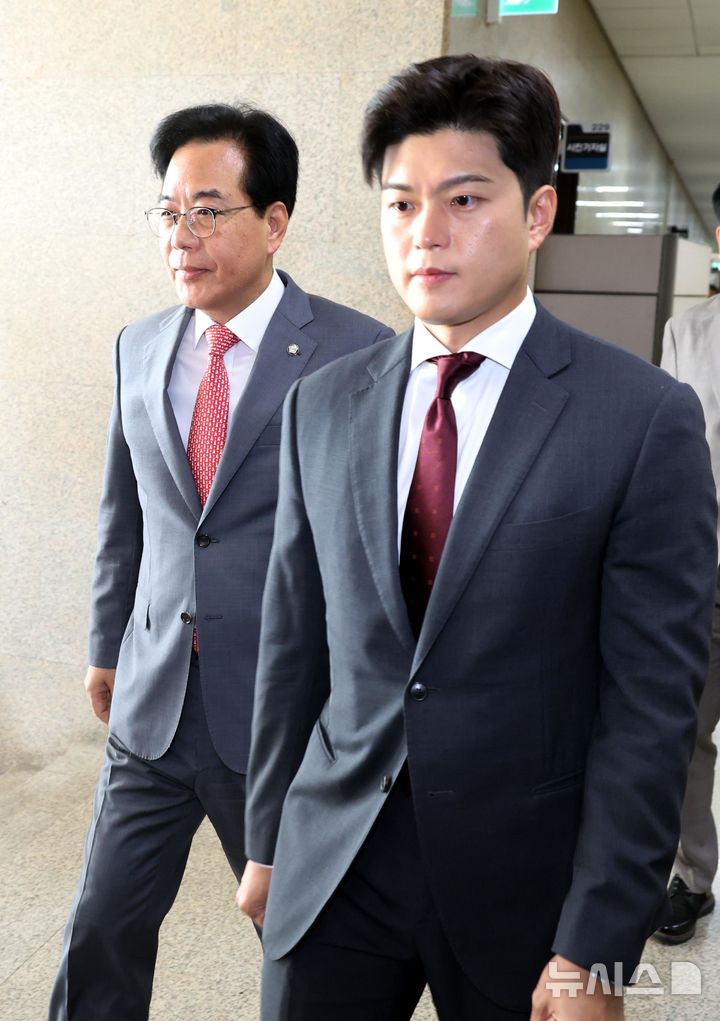 [서울=뉴시스] 조성봉 기자= 김용태 국민의힘 비상대책위원장과 송언석(왼쪽) 원내대표가 19일 오전 서울 여의도 국회에서 열린 비리백화점 이재명 정부 인사청문회 대책회의에 참석하고 있다. 2025.06.19. suncho21@newsis.com