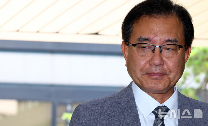 [서울=뉴시스] 박주성 기자 = 채상병 순직사건 외압 의혹을 수사하는 이명현 특별검사가 19일 서울 서초동 사무실로 출근하며 취재진 질문을 경청하고 있다. 2025.06.19. park7691@newsis.com