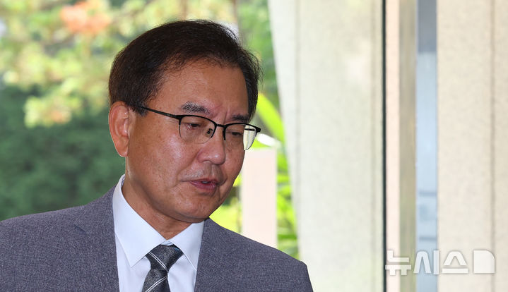 [서울=뉴시스] 박주성 기자 = 채상병 순직사건 외압 의혹을 수사하는 이명현 특별검사가 19일 서울 서초동 사무실로 출근하며 취재진 질문에 답하고 있다. 2025.06.19. park7691@newsis.com