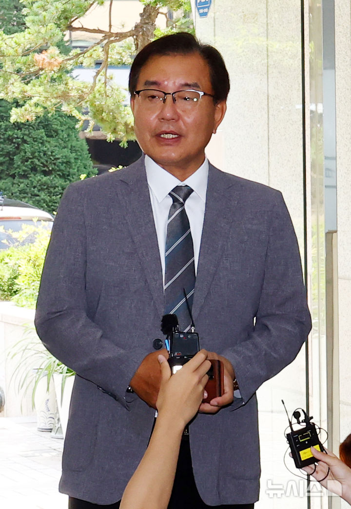 [서울=뉴시스] 박주성 기자 = 채상병 순직사건 외압 의혹을 수사하는 이명현 특별검사가 19일 서울 서초동 사무실로 출근하며 취재진 질문에 답하고 있다. 2025.06.19. park7691@newsis.com
