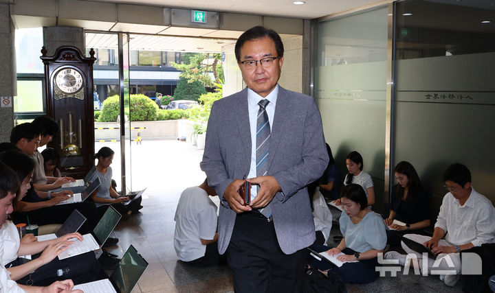 [서울=뉴시스] 박주성 기자 = 채상병 순직사건 외압 의혹을 수사하는 이명현 특별검사가 19일 서울 서초동 사무실로 출근하고 있다. 2025.06.19. park7691@newsis.com